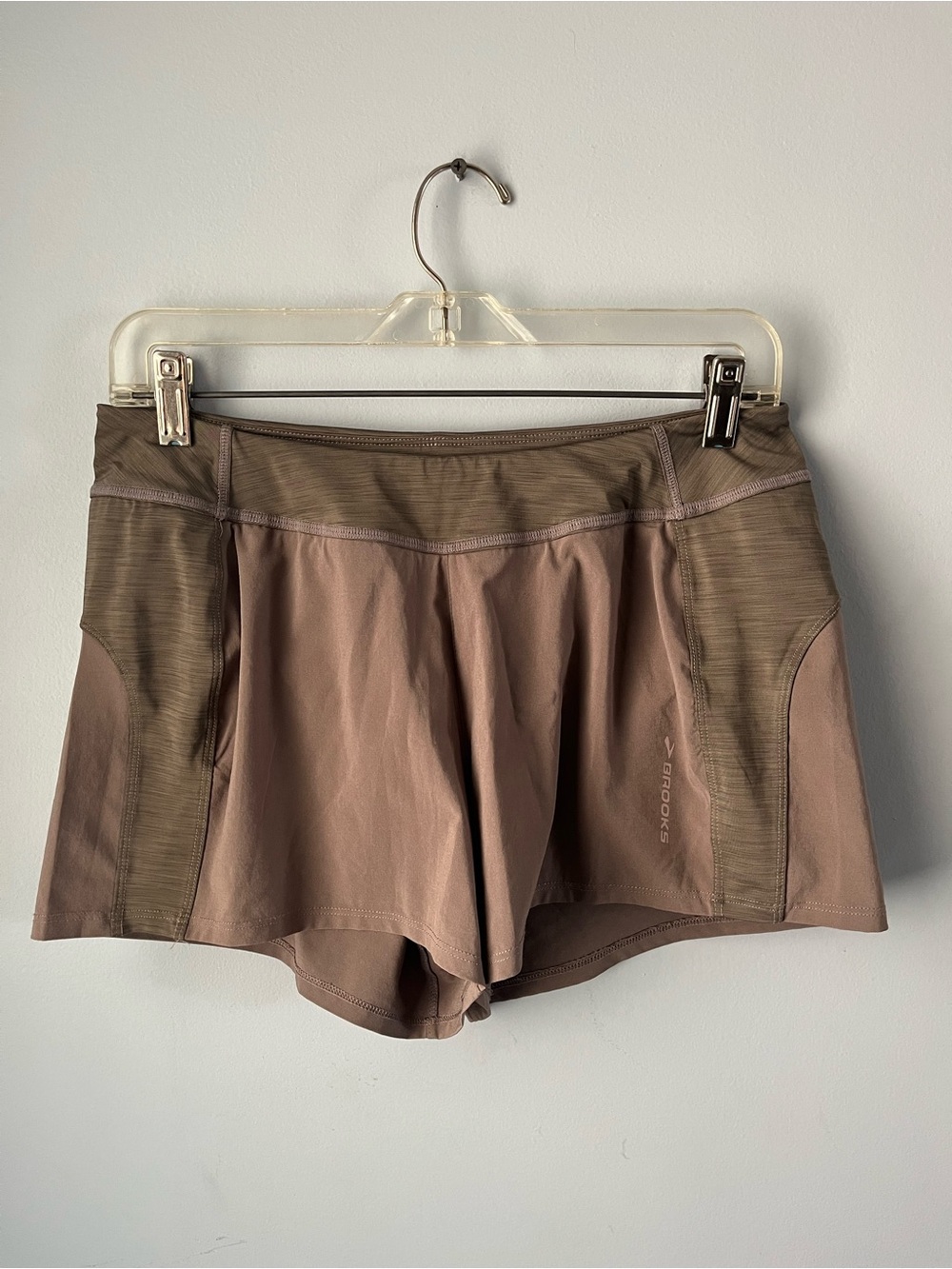 Brooks Taupe Tan Two-Tone Athletic Shorts Built-In Mesh Size M Pocket